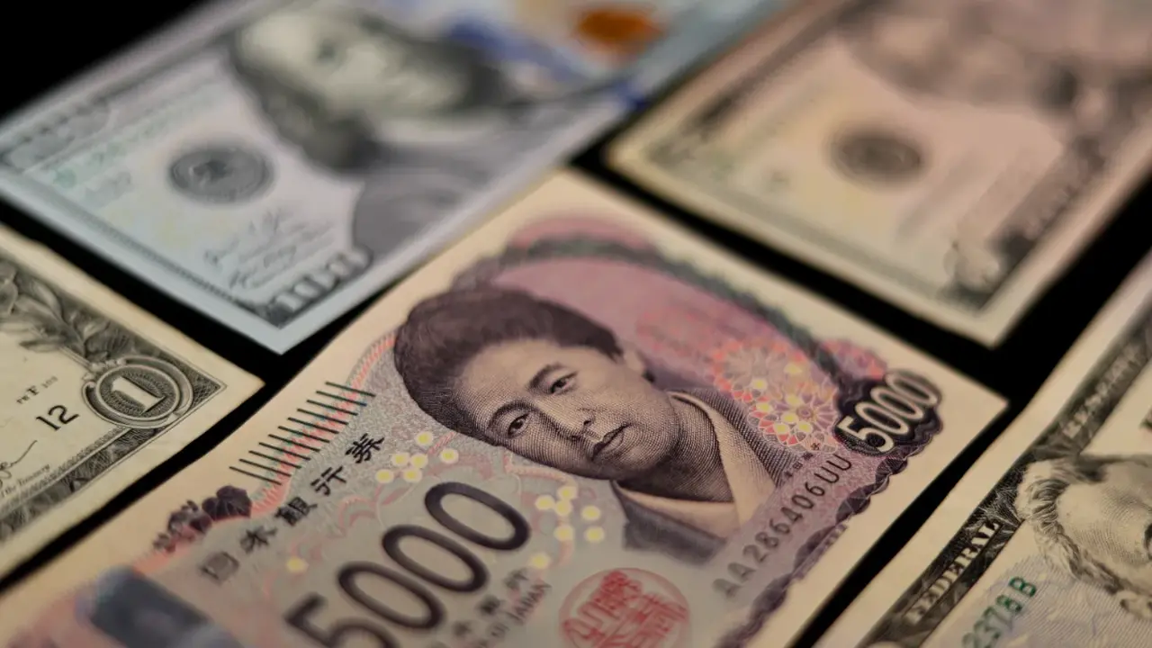 تحركات غير مستقرة في سعر الين الياباني مقابل الدولار حول مستوى 155.80 ثمانية